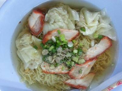บะหมี่เกี้ยวหมูแดง ที่ ร้านอาหาร สุรชัยไก่ตอนนอนดึก คลอง 4
