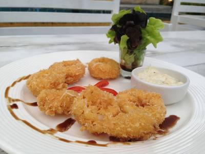 หมึกชุบแป้งทอดซอสทาทาร์ ที่ ร้านอาหาร Tuscany Thai Cuisine