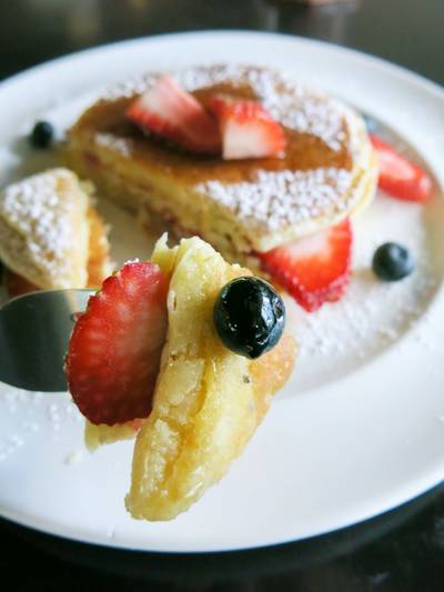 Homemade Pancake with Strawberries and Blueberries ราดด้วย Maple Syrup ที่ ร้านอาหาร Chu