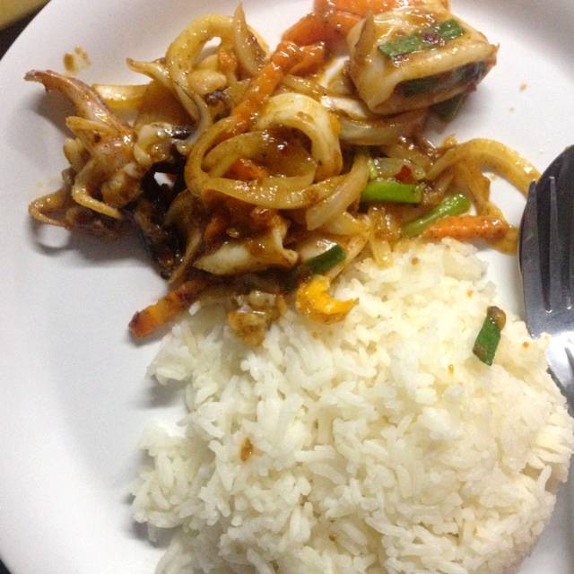 ปลาหมึกผักไข่เค็ม ที่ ร้านอาหาร ร้านพี่ต้อย (โต๊ะสแตนเลส)