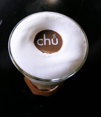 ฟองนมนุ่มๆ ของคาปูชิโน่เย็นแก้วนี้ทำให้ฟินได้ ^3^ ที่ ร้านอาหาร Chu