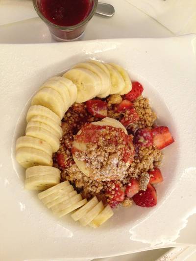 Strawberry Crumble Pancake เพิ่มกล้วยหอม ที่ ร้านอาหาร Pancake Cafe Siam Paragon