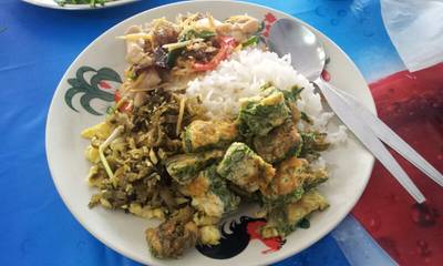 ข้าวแกงจัมโบ้ 3 อย่าง พิเศษข้าว...70 บาท ที่ ร้านอาหาร คุณยาย ข้าวแกงปักษ์ใต้ ภูเก็ต ข้าวแกงจัมโบ้ 3 อย่าง พิเศษข้าว...70 บาท ที่ ร้านอาหาร คุณยาย ข้าวแกงปักษ์ใต้ ภูเก็ต