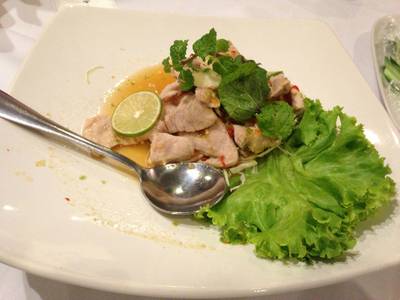 ยำหมูมะนาว รสแซ่บเว่อร์ ที่ ร้านอาหาร Anna & Charlie's Cafe