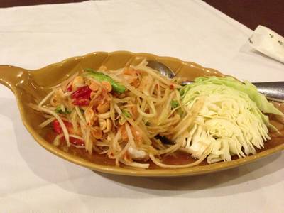 ส้มตำไทยไข่เค็ม ที่ ร้านอาหาร Anna & Charlie's Cafe