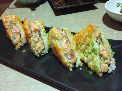 Sushi sandwich อีกมุมนึงให้เห็นไส้ ที่ ร้านอาหาร Isao