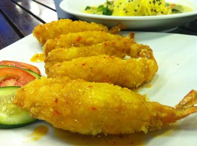 กุ้งทอดราดน้ำยำสามรส เปรี้ยวๆ อร่อยดี ที่ ร้านอาหาร My Cafe The Library กุ้งทอดราดน้ำยำสามรส เปรี้ยวๆ อร่อยดี ที่ ร้านอาหาร My Cafe The Library