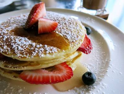 Homemade Pancake with Strawberries and Blueberries ที่ ร้านอาหาร Chu
