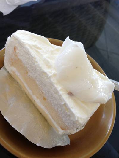 เค้กมะพร้าวอ่อน เนื้อเค้กยังไม่นุ่มเนียนเท่าไร ที่ ร้านอาหาร อยู่เย็น หัวหิน บัลโคนี่ เค้กมะพร้าวอ่อน เนื้อเค้กยังไม่นุ่มเนียนเท่าไร ที่ ร้านอาหาร อยู่เย็น หัวหิน บัลโคนี่