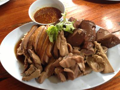 เป็ดพะโล้ ขานนี้ผมชอบเลือดครับนุ่มๆ ที่ ร้านอาหาร ร้านอาหารริมคลองน้ำอ้อม