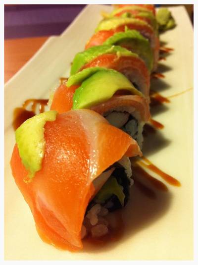 ข้าวปั้นปลาแซลมอนอโวคาโด เรียงรายกันมาลงท้องเลย อิอิ ที่ ร้านอาหาร Fumi Japanese Cuisine สยามพารากอน