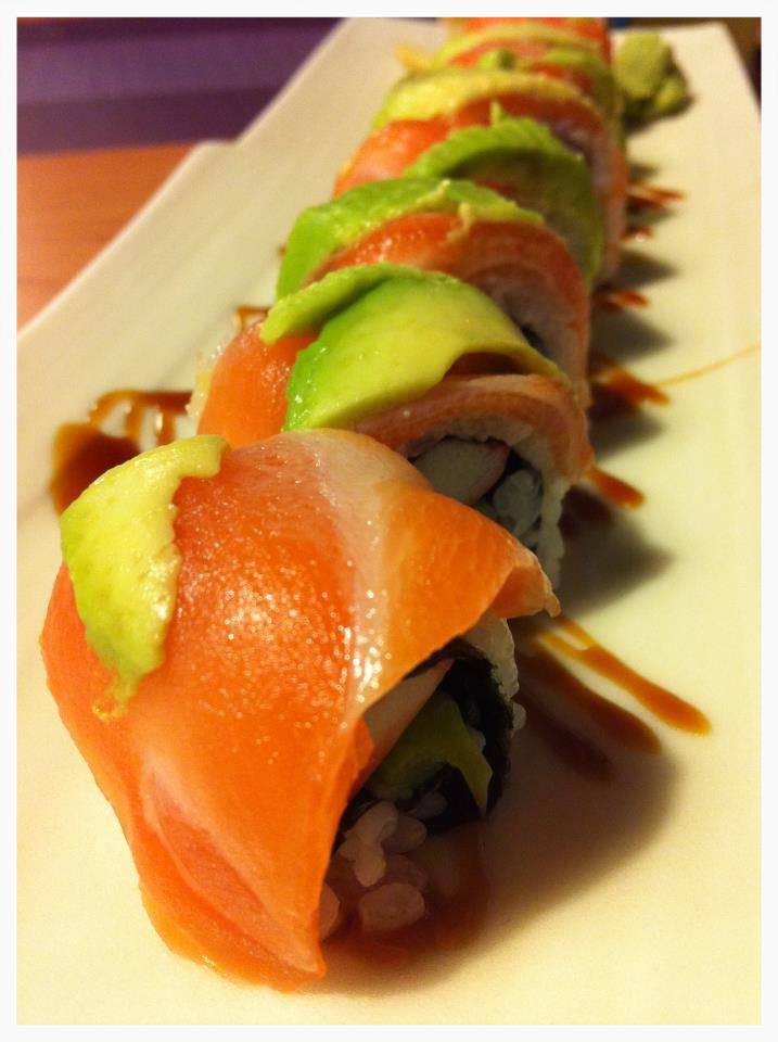 ข้าวปั้นปลาแซลมอนอโวคาโด เรียงรายกันมาลงท้องเลย อิอิ ที่ ร้านอาหาร Fumi Japanese Cuisine สยามพารากอน