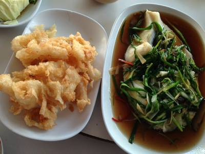 ปลาหิมะนึ่งซีอิ๊วเส้นทอด จานนี้ก็เด็ด ที่ ร้านอาหาร กุ้งเต้น ราชพฤกษ์