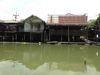 บรรยากาสร้านนี้ถ่ายจากในเรือ ที่ ร้านอาหาร ร้านอาหารริมคลองน้ำอ้อม