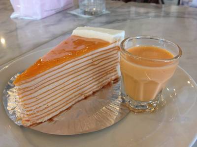 เครปเค้กชาไทย (105.-) ที่ ร้านอาหาร ครัวดอกไม้ขาว