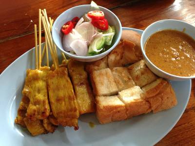 หมูสะเต๊ะ จานนี้ก็ถูกใจผม ที่ ร้านอาหาร ร้านอาหารริมคลองน้ำอ้อม