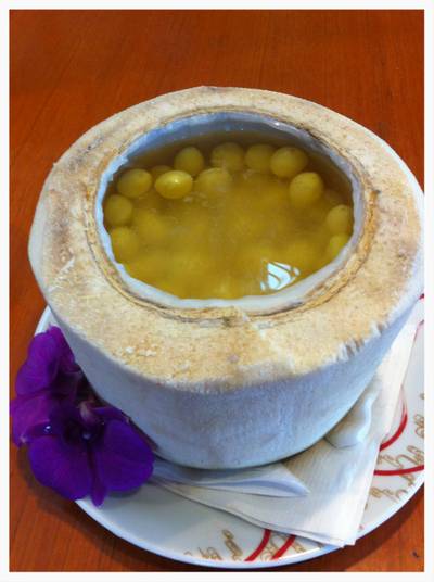 รังนกตุ๋นมะพร้าวอ่อนร้อน:)หอมหวานจริงๆ แปะก้วยช่วยบำรุงสมอง ที่ ร้านอาหาร Hong Kong Fisherman Suki & Restaurant