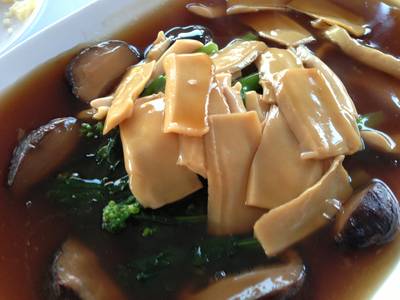 เป๋าฮื้ือเส้นและแผ่นผัดคะน้าฮ่องกง ที่ ร้านอาหาร กุ้งเต้น ราชพฤกษ์