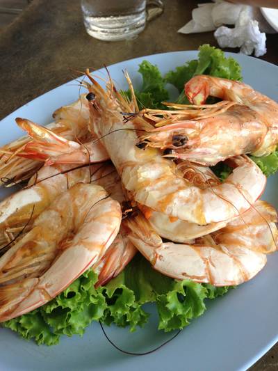 กุ้งเผา สด กรอบอร่อย ที่ ร้านอาหาร แสงไทย ซีฟู้ด