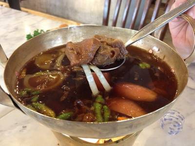 ต้มยำหมูตุ๋น (155.-) ที่ ร้านอาหาร ครัวดอกไม้ขาว
