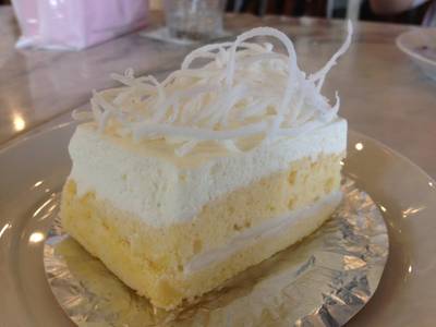 เค้กมะพร้าวอ่อน (95.-) ที่ ร้านอาหาร ครัวดอกไม้ขาว
