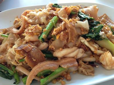 ผัดซีอิ๊วทะเล จานนี้เด็ด หอมกระทะ ที่ ร้านอาหาร กุ้งเต้น ราชพฤกษ์