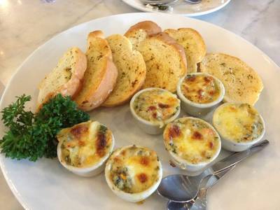 หอยลายอบเนยกระเทียม (165.-) ที่ ร้านอาหาร ครัวดอกไม้ขาว