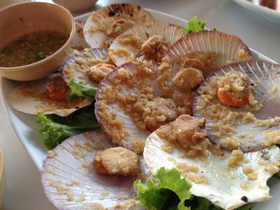 หอยเชลล์ย่างอบกระเทียม หอยเล็กหรือเปลือกใหญ่นะ ที่ ร้านอาหาร กุ้งเต้น ราชพฤกษ์