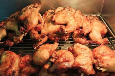 ไก่ย่าง ที่ ร้านอาหาร “Hai” ส้มตำคอนแวนต์