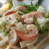 ยำยอดมะพร้าวกุ้งสด ที่ ร้านอาหาร ผัดไทยชายคลอง