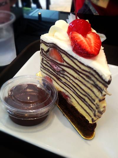 ก็ดูน่ากินนะคะ Strawberry & Chocolate Crepe Cake ที่ ร้านอาหาร Dean & Deluca Park Venture