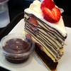 ก็ดูน่ากินนะคะ Strawberry & Chocolate Crepe Cake ที่ ร้านอาหาร Dean & Deluca Park Venture