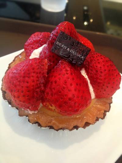 Strawberry & Cream Tart ที่ ร้านอาหาร Dean & Deluca Park Venture