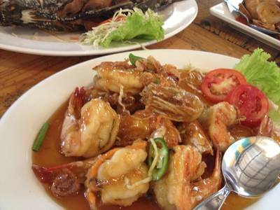 กุ้งซ๊อสมะขาใ ที่ ร้านอาหาร ครัวธารา หลังสึนามิ