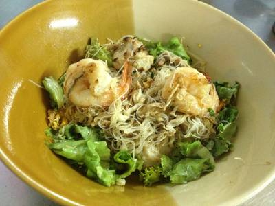 เส้นหมี่คั่วไก่  ที่ ร้านอาหาร ก๋วยเตี๋ยวคั่วไก่ วรจักร