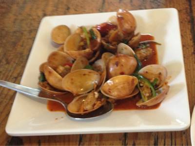 หอยตลับผัดฉ่า ที่ ร้านอาหาร ครัวธารา หลังสึนามิ