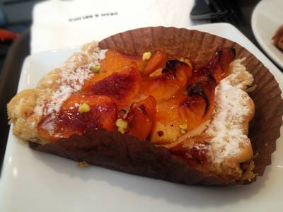 Peach Tart ชิ้นนี้อร่อย ที่ ร้านอาหาร Dean & Deluca Park Venture