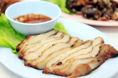 คอหมูย่าง อร่อยสุดยอด ที่ ร้านอาหาร “Hai” ส้มตำคอนแวนต์
