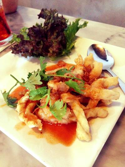 ปลาราดซอสมะขาม ที่ ร้านอาหาร ครัวดอกไม้ขาว