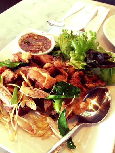 ไก่นาทอดเกลือ ที่ ร้านอาหาร ครัวดอกไม้ขาว