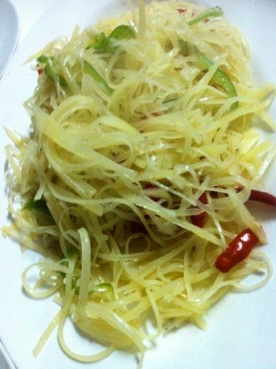 ผัดมันฝรั่ง ต้องสั่งว่าเผ็ดเปรี้ยวแล้วจะอร่อยค่ะ ที่ ร้านอาหาร เกี๊ยวจีน (ภัตตาคารซันมูน)