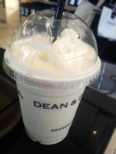 Vanilla Milk Shake เวลาเปลี่ยน เธอก็เปลี่ยน ผ่านไป 15 นาทีรสชาติต่างกับดูดคำแรก. ที่ ร้านอาหาร Dean & Deluca Park Venture