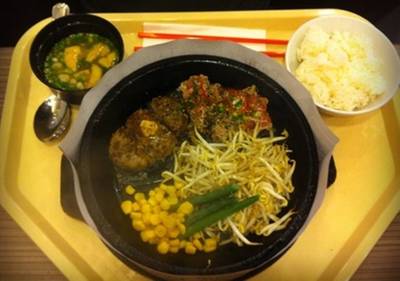 สเต็กแฮมเบิร์กและยากินิกุเนื้อ ที่ ร้านอาหาร Pepper Lunch Fashion Island