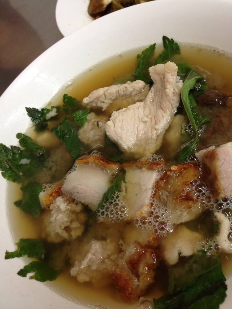 เกาเหลาเลือดหมู หมู 3 อย่าง ที่ ร้านอาหาร ก๋วยจั๊บนายเอ็ก
