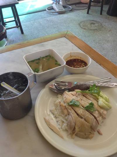 ข้าวมันไก่ราคา 30 บาท ฟรีน้ำ ที่ ร้านอาหาร ข้าวมันไก่ เจ๊อ้วน