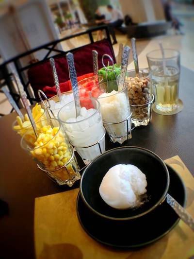 ไอติมลูกนึง ท้อปปิ้งมาทั้งตลาด ที่ ร้านอาหาร Nara Thai Cuisine Central World