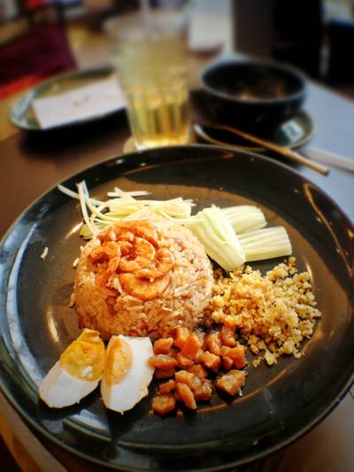 ข้าวผัดน้ำพริกกุ้งเสียบสำหรับมื้อเที่ยงวันศุกร์ ที่ ร้านอาหาร Nara Thai Cuisine Central World