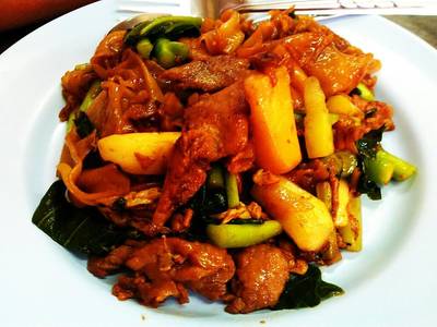 ผัดซีอิ๊วใส่หมูชิ้นโต ที่ ร้านอาหาร ราดหน้าสูตร 40 ปี