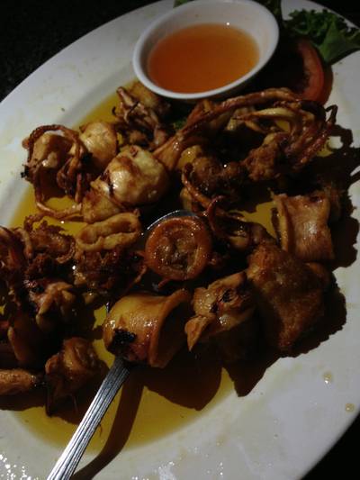 ปลาหมึกทอดน้ำปลา :) อร่อยค่ะ ที่ ร้านอาหาร มุมอร่อย นาเกลือ