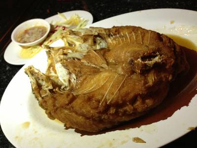 ปลากระพงทอดน้ำปลา สุดๆ;) ที่ ร้านอาหาร มุมอร่อย นาเกลือ